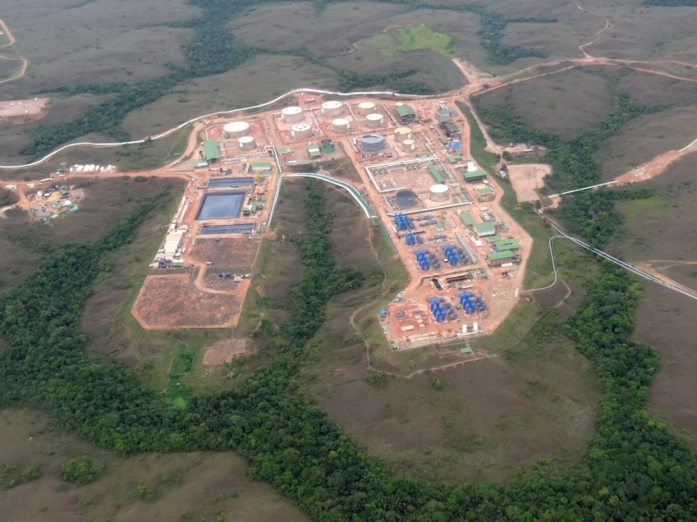 Vista aérea de facilidades petroleras Campo Quifa