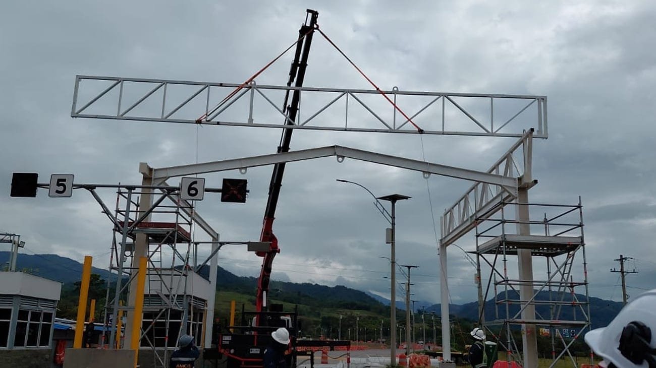 Izaje de la estructura metálica de un pórtico vial con grúa articulada