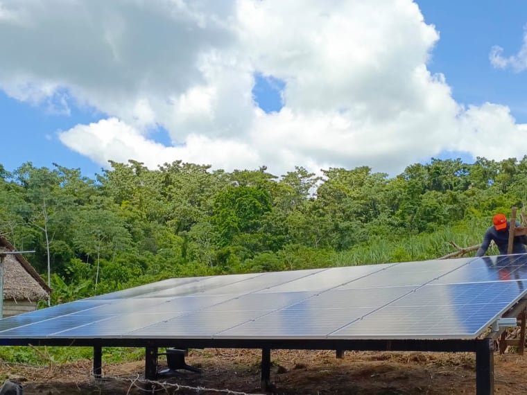 Instalación de módulos solares para infraestructura en territorio apartado