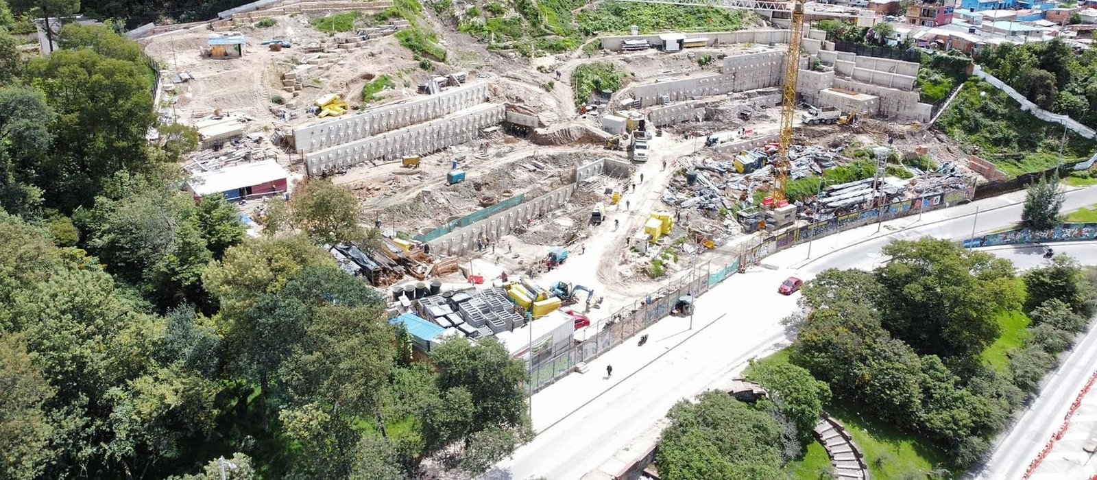 Vista aérea del proyecto Policarpa: excavación con muros anclados en ladera urbana