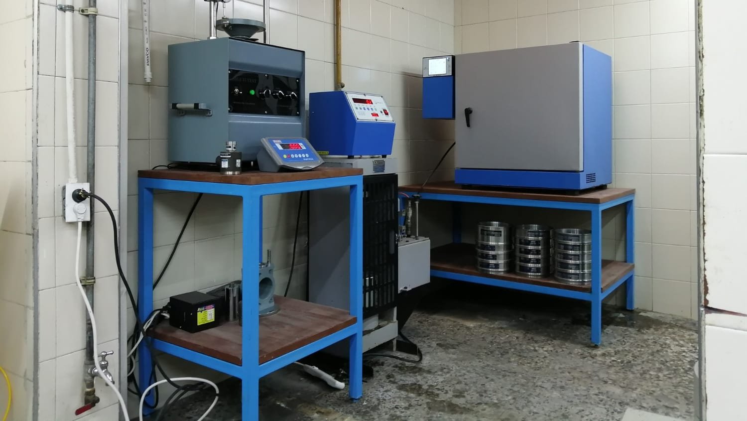 Equipos de consolidación y compresión del laboratorio AMCIS