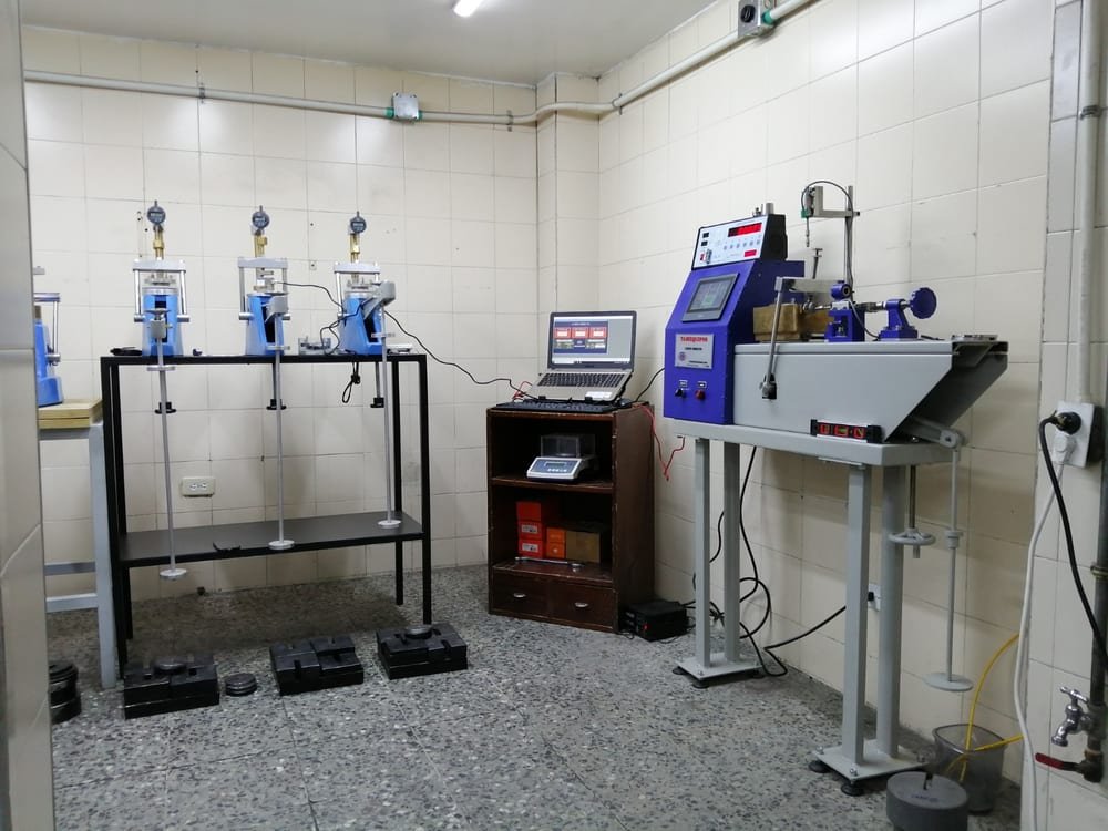Prensa y horno de laboratorio de suelos