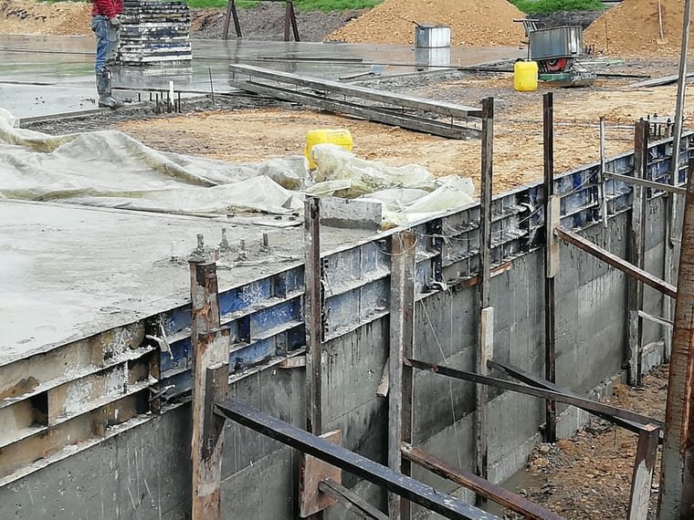 Encofrado y armado de cimentación en obra