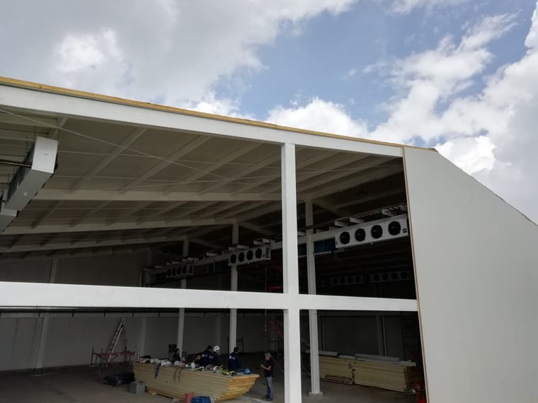 Cubierta metálica terminada de nave industrial
