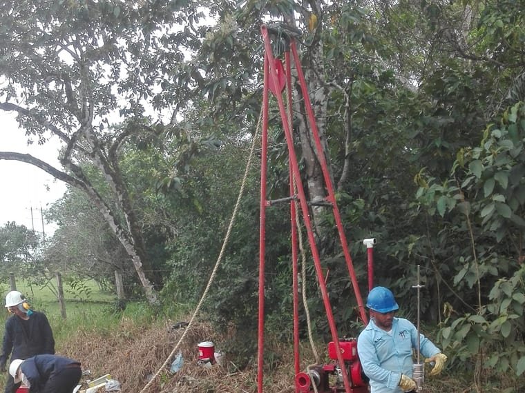 Apique manual con toma de muestra en vía destapada