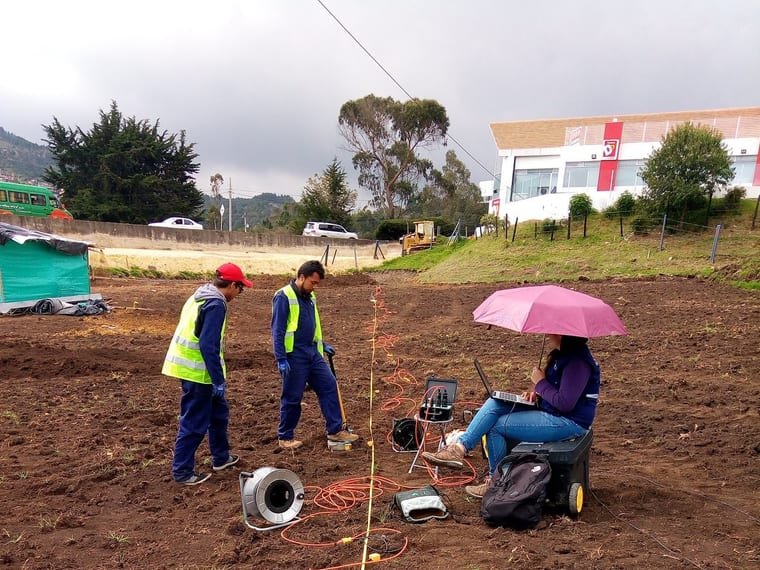 Tendido de línea de refracción sísmica en campo