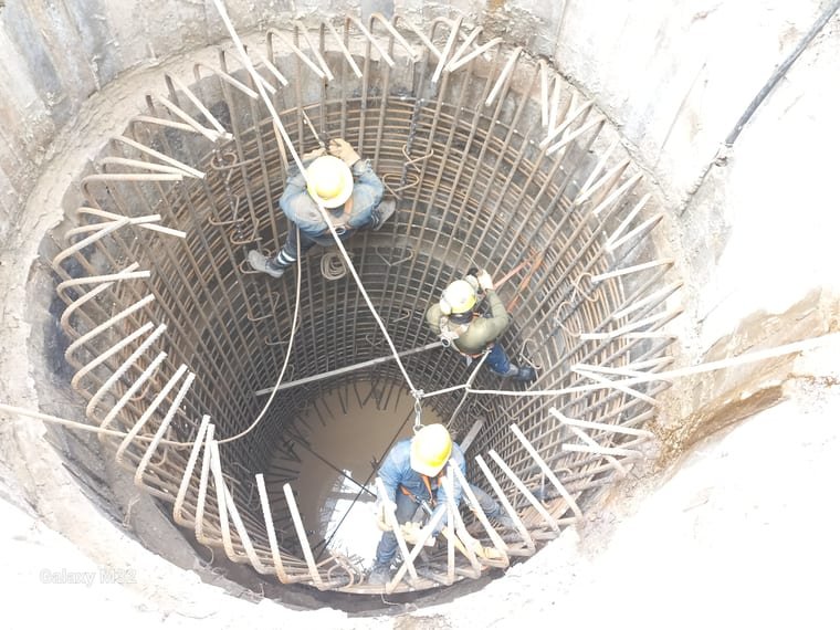 Caisson con armadura radial y personal en el fondo de la excavación