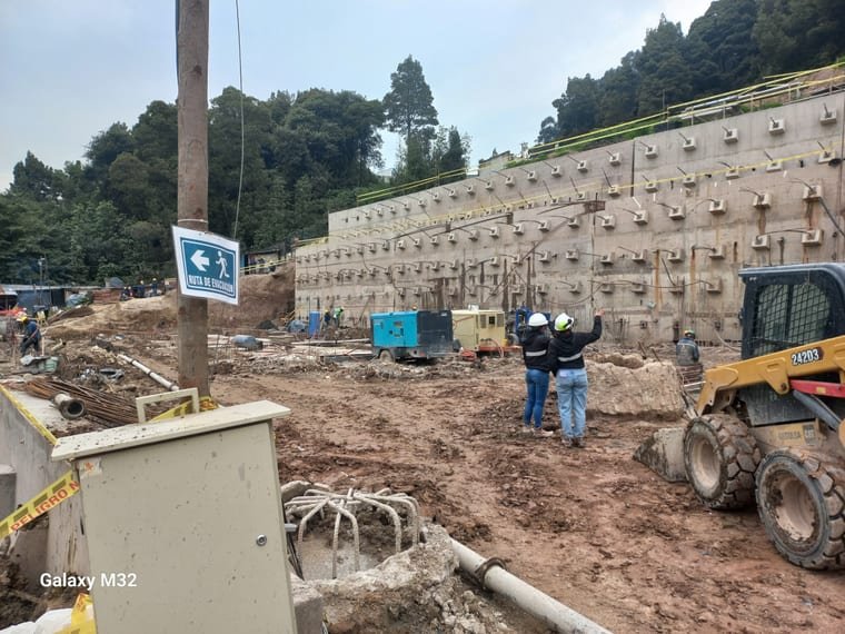 Pantalla anclada de contención en ladera urbana
