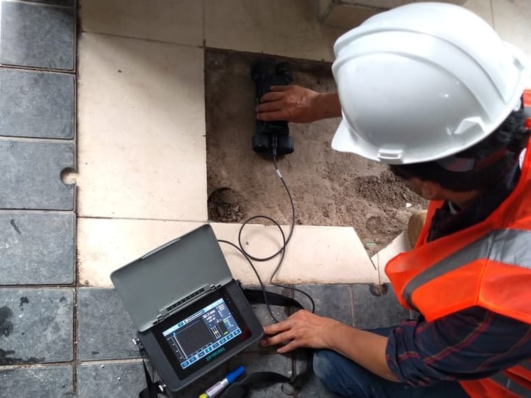 Ensayo de esclerometría sobre muro de concreto