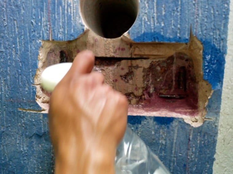Ensayo de carbonatación con fenolftaleína sobre concreto